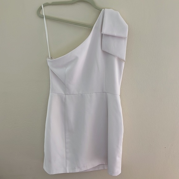 Gianni Bini Deliah One Bow Shoulder Sleeveless Sheath Crepe Mini Dress - Picture 6 of 9